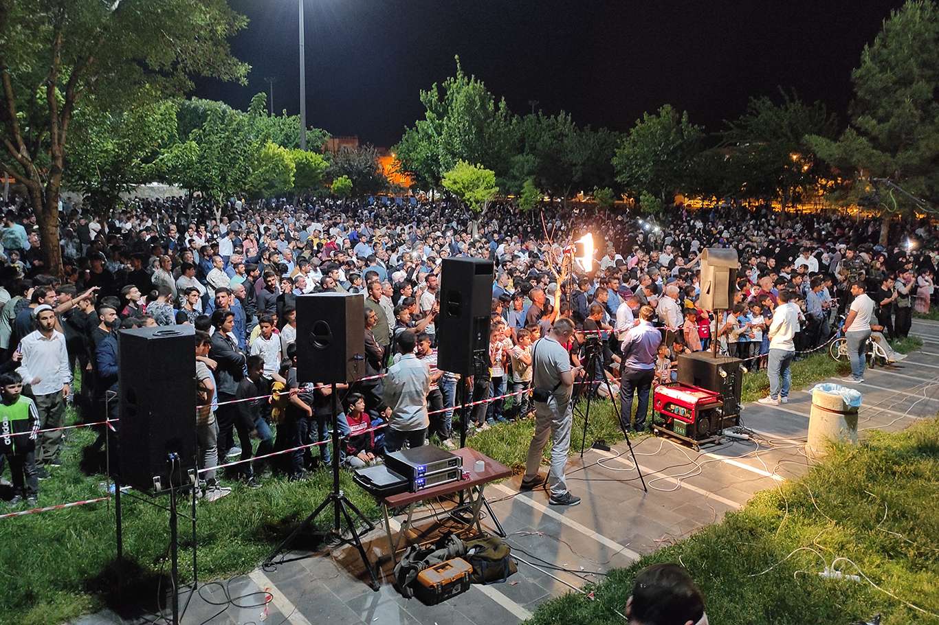 "İlahi Dinletisi’ne binlerce Batmanlı katıldı "İlahi Dinletisi’ne binlerce Batmanlı katıldı